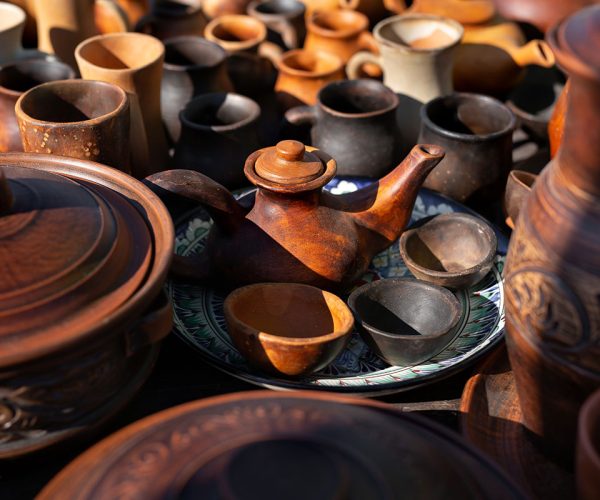 a-lot-of-handmade-pottery-ceramic-clay-brown-kitc-resize.jpg